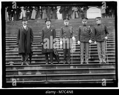 GRAND ARMY OF THE REPUBLIC. UNIDENTIFIED; ACTING SECRETARY OF WAR OLIVER; ACTING CHIEF OF STAFF MATHERSPOON; COL. EDWIN ST. JOHN GREBLE; COL. HENRY T. ALLEN REVIEWING G.A.R. GROUP LCCN2016864036 Stock Photo