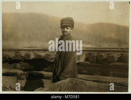 Harley Bruce. a young coupling-boy at tipple of Indian Mountain Mine, of Proctor Coal Co., near Jellico, Tenn. He appears to be 12 or 14 years old, and says he has been working there about a LOC cph.3b41699 Stock Photo