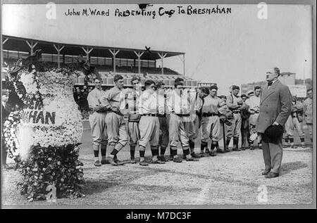 John Montgomery Ward presenting cup to Roger Bresnahan before New York NL players (baseball) LCCN2001704417 Stock Photo