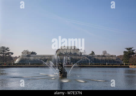 The Palm House in Kew Gardens 2018,  with lake and fountain in foreground Stock Photo