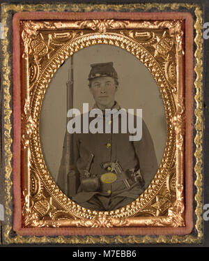 Unidentified soldier in Union infantry uniform with rifle and 3rd Model Beals' revolver LCCN2015647726 Stock Photo