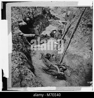 Petersburg, Virginia. Dead Confederate soldiers in trenches of Fort Mahone LOC cwpb.02552 Stock Photo