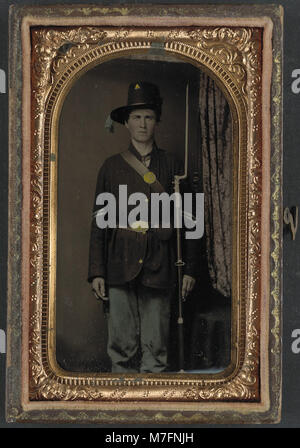 Unidentified soldier in Union infantry uniform and Hardee hat, with bayoneted musket LCCN2012649103 Stock Photo