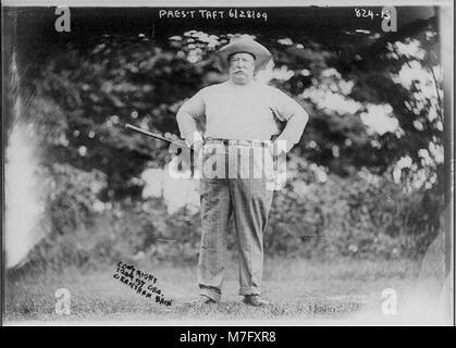 William Howard Taft, 1857-1930, full, standing with arms on hips, holding golf club, facing front LCCN2006682722 Stock Photo