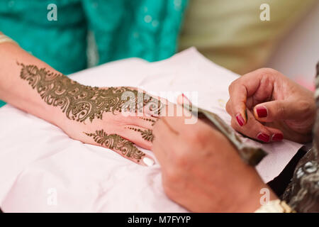 Mehndi designs on hand of bride for Indian Sikh wedding Stock Photo