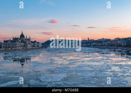 The Hungarian Parliament building and Royal Palace with ice floes on the Danube in Budapest in winter Stock Photo