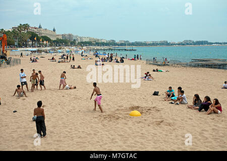 Belebter Sandstrand in Cannes, Cannes, Côte d'Azur, franzoesische Riviera, Suedfrankreich, Frankreich, Europa | People at the town beach, Cannes, fren