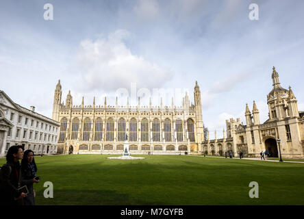 Two female students walk along a path next to the Front Court lawn at King's college, university of Cambridge, England, with the chapel in the centre, Stock Photo
