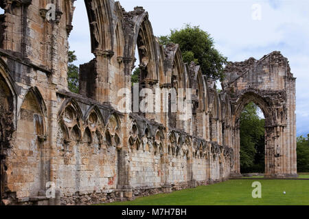 York Museum Gardens: ruins of the nave of St Mary's Abbey, York, England, UK Stock Photo