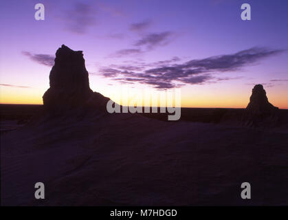 SUNSET BEHIND LUNETTES IN MUNGO NATIONAL PARK, NEW SOUTH WALES, AUSTRALIA. Stock Photo