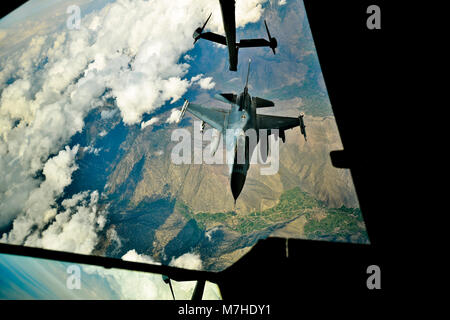 A U.S. Air Force F-16 Fighting Falcon assigned to the 455th Air Expeditionary Wing, Bagram Airfield, Afghanistan detaches after receiving fuel over Afghanistan from a KC-10 Extender, March 9, 2018.  The F-16 is part of the Air component arsenal for the U.S. Air Force Central Command providing integrated air defense and deterrent capabilities in the region.    (U.S. Air Force photo by Tech. Sgt. Anthony Nelson Jr.) Stock Photo