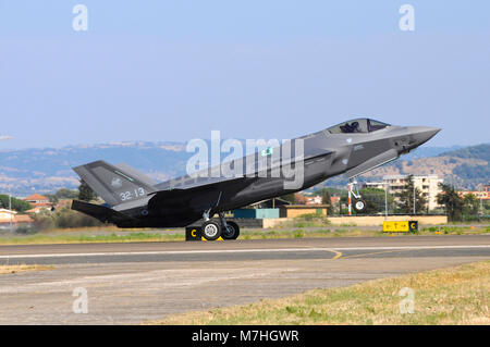 Italian Air Force F-35A taking off Stock Photo - Alamy