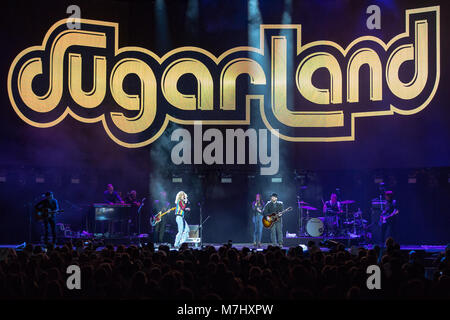 London, England. 10th March 2018,  Jennifer Nettles and Kristian Bush Preforming as Sugarland During Country To Country  at The O2 Arena on March 10th, 2018, London. England.© Jason Richardson / Alamy Live News Stock Photo