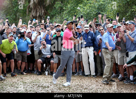 Palm Harbor, Florida, USA. 10th Mar, 2018. TIGER WOODS uses an iron to approach the 1st green after his drive drifted left of the fairway while playing the Copperhead Course during the third round of the Valspar Championship at the Innisbrook Golf and Spa Resort in Palm Harbor. Credit: Douglas R. Clifford/Tampa Bay Times/ZUMA Wire/Alamy Live News Stock Photo