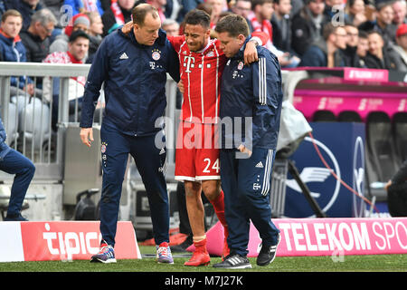 Muenchen, Deutschland. 10th Mar, 2018. Corentin TOLISSO (FC Bayern Munich) wird verletzt abgefuehrt, Verletzung, Schmerzen, Auswechslung. Fussball 1. Bundesliga, 26. matchday, matchday26, FC Bayern Munich (M)-HSV Hamburg Hamburg Hamburg (HH) 6-0, am 10.03.2018 in Muenchen/Germany, A L L I A N Z A R E N A. |usage worldwide Credit: dpa/Alamy Live News Stock Photo