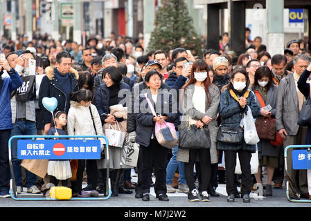 Tokyo, Japan. 11th Mar, 2018. Tens of thousands of people offer silent prayers for those perished in the massive earthquake and tsunami at Tokyos bustling Ginza shopping district on Sunday, March 11, 2018, as Japan observes the seventh anniversary of the nations worst ever disaster in 2011. More than 73,000 people have yet to returned to their hometowns in the aftermath of the calamity that wreaked havoc on a wide swath of Japans northeastern region seven years ago today. Credit: Natsuki Sakai/AFLO/Alamy Live News Stock Photo
