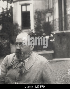 Zola, Francois Emile - Zola, im Hintergrund das Haus aus Médan (Zeno Fotografie) Stock Photo