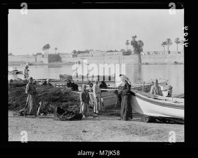 Iraq. (Mesopotamia). Baghdad. River scenes on the Tigris. Landing fuel from upstream LOC matpc.16016 Stock Photo