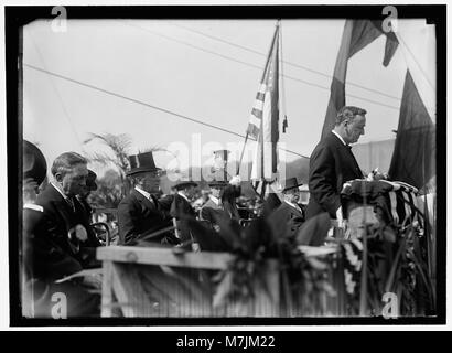 MEMORIAL AMPHITHEATRE, ARLINGTON. CORNERSTONE LAYING. LEFT, ELIOT WOODS; 2ND FROM LEFT, PRESIDENT WILSON; SEC. DANIELS, PRAYING LCCN2016866608 Stock Photo