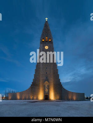 Hallgrimskirkja Lutheran church at dusk in Reykjavik, Iceland Stock Photo