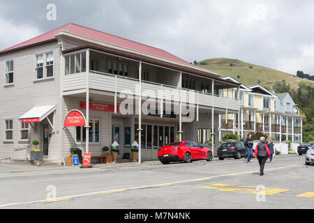 Akaroa Village Inn, Beach Road, Akaroa, Banks Peninsula, Canterbury Region, New Zealand Stock Photo