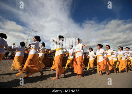 Yogyakarta, Indonesia. 11th Mar, 2018. Hindus womens dance The Rejang Dance while perform Melasti Ceremony. Melasti is self cleaning before entering The Nyepi Day or Silent Day and is usually done in water source as the sea or lake. They believe by doing Melasti all the bad traits from the soul and body. Credit: Devi Rahman/Pacific Press/Alamy Live News Stock Photo