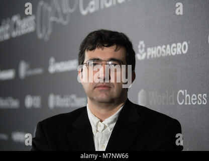 Viswanathan Anand (R, India) and Vladimir Kramnik (L, Russia) seen during  their first World Championship match at the 'Bundeskunsthalle' in Bonn,  Germany, 14 October 2008. The World Championship title will be awarded