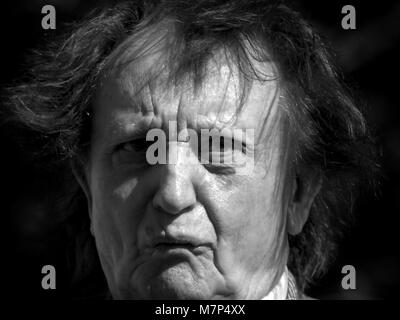 Comedian Ken Dodd at the unveiling of a statue to Max Miller in New Road Brighton today  12 August 2007 Stock Photo