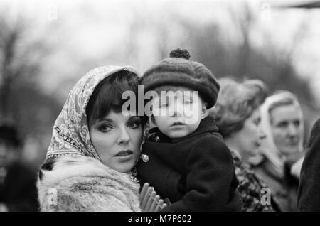 Joan Collins on the set of her new film 'Subterfuge' in Regents Park with her daughter Tara Newley. Filming was stopped for the day when one of the cameras was damaged after falling over. 16th January 1968. Stock Photo