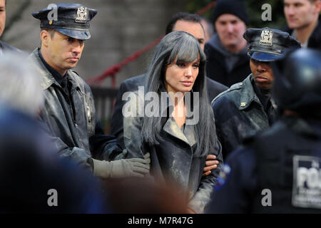 NEW YORK - MARCH 18: Actress Angelina Jolie (C) films a scene at the 'Salt' movie set in midtown Manhattan March 18, 2009 in New York City  People:  Angelina Jolie Stock Photo