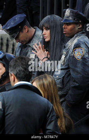NEW YORK - MARCH 18: Actress Angelina Jolie (C) films a scene at the 'Salt' movie set in midtown Manhattan March 18, 2009 in New York City  People:  Angelina Jolie Stock Photo