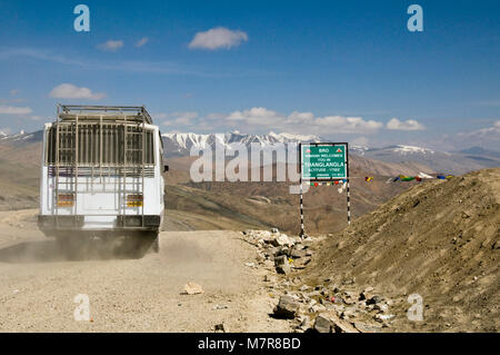 Transport in North India, Bus in dust, Thanglang La, Himalaya, India Stock Photo