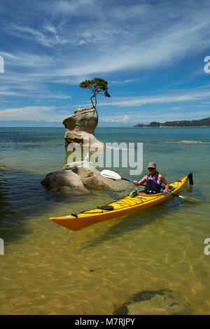 Kayakers, Tinline Bay, Abel Tasman National Park, Nelson Region, South ...