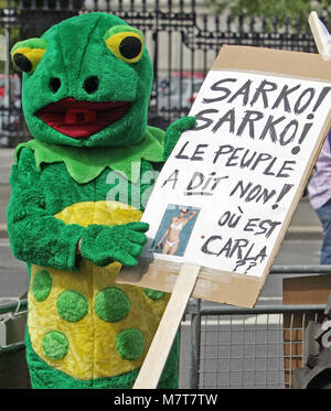 A protestor dressed as a frog, demonstrates against the visit of Nicolas Sarkozy, France's president and president of the European Council in Dublin, Ireland, on Monday, July 21, 2008. Sarkozy met the two main opposition leaders - Fine Gael's Enda Kenny and Labour's Eamon Gilmore and talks with groups who opposed and supported the Lisbon Treaty. Photo/Paul McErlane Stock Photo