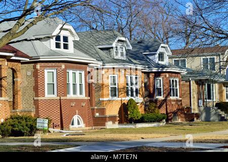 Chicaog, Illinois, USA. Homes along a city block in the Chicago neighborhood of Norwood Park.. The bungalow-styled structures are representative of tm Stock Photo