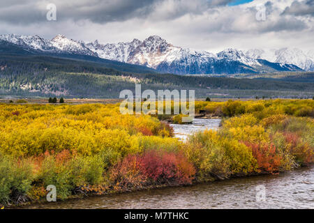 Sawtooth Mountains under snow over Salmon River, Sawtooth Valley in fall foliage, from Sawtooth Scenic Byway, Sawtooth National Forest, Idaho, USA Stock Photo