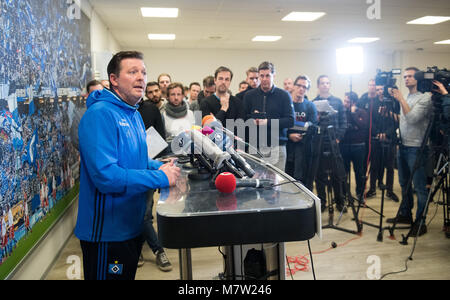 13 March 2018, Germany, Hamburg: Christian Titz, the German Bundesliga's soccer club Hamburger SV's new coach, speaking during a press conference on the occasion of his presentation. Photo: Daniel Reinhardt/dpa - IMPORTANT NOTICE: Due to the German Football League·s (DFL) accreditation regulations, publication and redistribution online and in online media is limited during the match to fifteen images per match Stock Photo