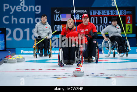 (180313) -- PYEONGCHANG, March 13, 2018 (Xinhua) -- Justin Marshall (front) from the United States competes during the match between the United States and China at the mixed round robin session 10 of wheelchair curling at the 2018 PyeongChang Winter Paralympic Games at PyeongChang, South Korea, March 13, 2018. (Xinhua/Wang Jingqiang) Stock Photo