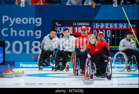 (180313) -- PYEONGCHANG, March 13, 2018 (Xinhua) -- Penny Greely (front) from the United States competes during the match between the United States and China at the mixed round robin session 10 of wheelchair curling at the 2018 PyeongChang Winter Paralympic Games at PyeongChang, South Korea, March 13, 2018. (Xinhua/Wang Jingqiang) Stock Photo