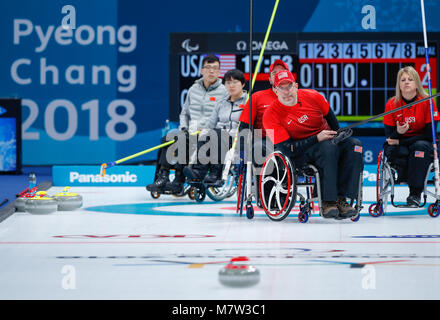 (180313) -- PYEONGCHANG, March 13, 2018 (Xinhua) -- Steve Emt (Front) from the United States competes during the match between the United States and China at the mixed round robin session 10 of wheelchair curling at the 2018 PyeongChang Winter Paralympic Games at PyeongChang, South Korea, March 13, 2018. (Xinhua/Wang Jingqiang) Stock Photo