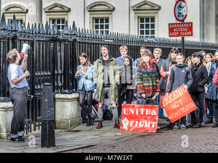 Cambridge, England. 13 march 2018. Students demonstrate outside Senate House, university of Cambridge, to support the strike of lecturers against changes to their pensions. Credit: Michael Foley/Alamy Live News Stock Photo