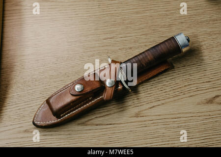 https://l450v.alamy.com/450v/m7wee5/fixed-blade-knife-in-leather-sheat-m7wee5.jpg