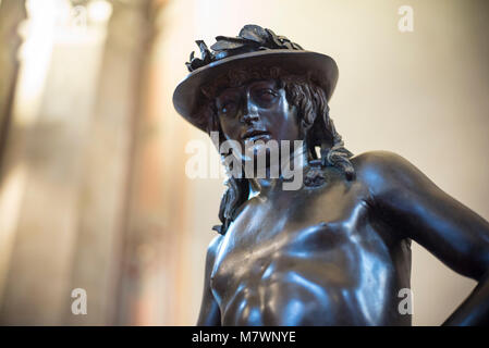 File:Bronze David by Donatello-Bargello.jpg - Wikimedia Commons