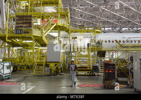 Japan, Tokyo: Boeing 737 in a Japan Airlines maintenance hangar (JAL) at Haneda Airport (2015/05/07) Stock Photo