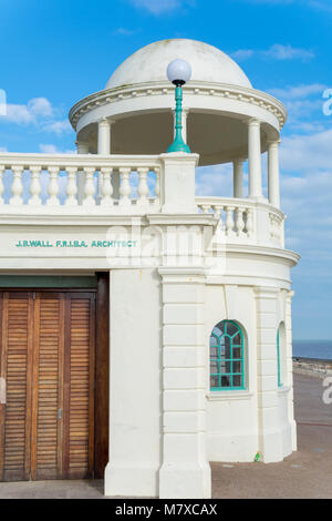 King George V Colonnade, Bexhill-on-Sea, East Sussex, commemorating his coronation in June 1911. Situated below the De La Warr Pavillion. Stock Photo