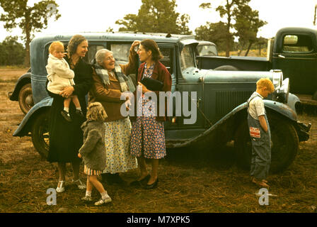 Friends Meeting at Town Fair, Pie Town, New Mexico, USA, Russell Lee for Farm Security Administration - Office of War Information, October 1940 Stock Photo