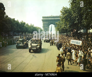 Crowds of French Patriots line Champs Elysees to view Allied Tanks and half tracks pass through the Arc du Triomphe after Paris, France was Liberated on August 25, 1944, Jack Downey, Office of War Information, August 26, 1944 Stock Photo