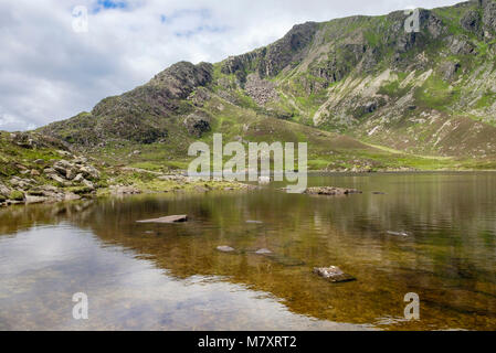 View across Llyn Y Foel lake reflecting Daear Ddu east ridge to Carnedd Moel Siabod mountain summit in Snowdonia National Park, Wales UK Britain Stock Photo