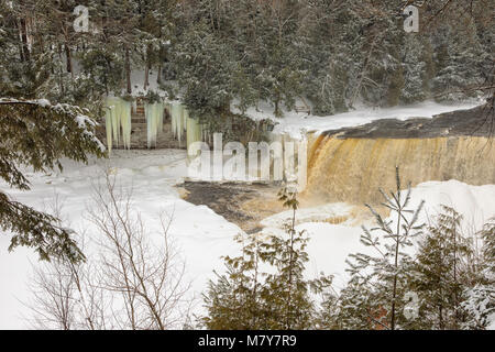 A winter wonderland surrounds Tahquamenon Falls, a popular waterfall in the Upper Peninsula of Michigan Stock Photo