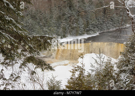 A winter wonderland surrounds Tahquamenon Falls, a popular waterfall in the Upper Peninsula of Michigan Stock Photo